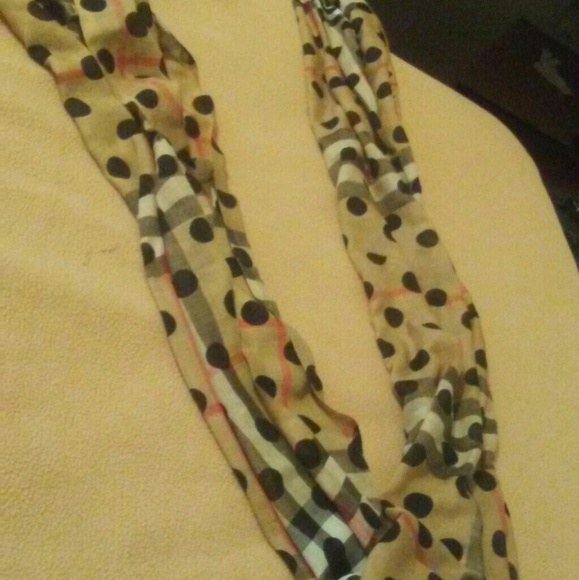 Burberry scarves - Picture 4 of 4